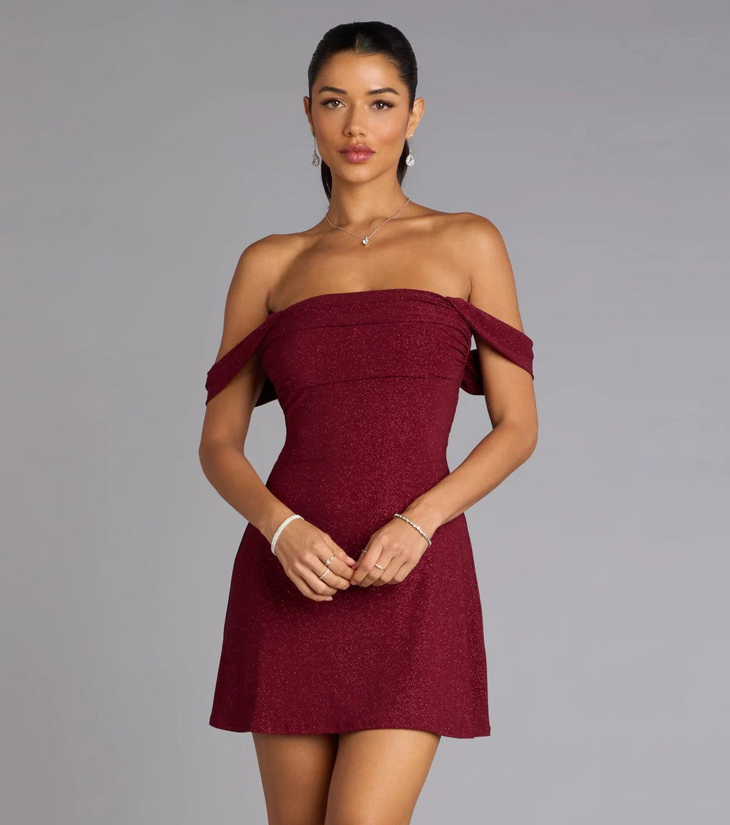 Mini-robe en tricot à paillettes et épaules dénudées Glitz classique