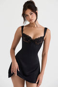 mini-robe noire en satin et dentelle