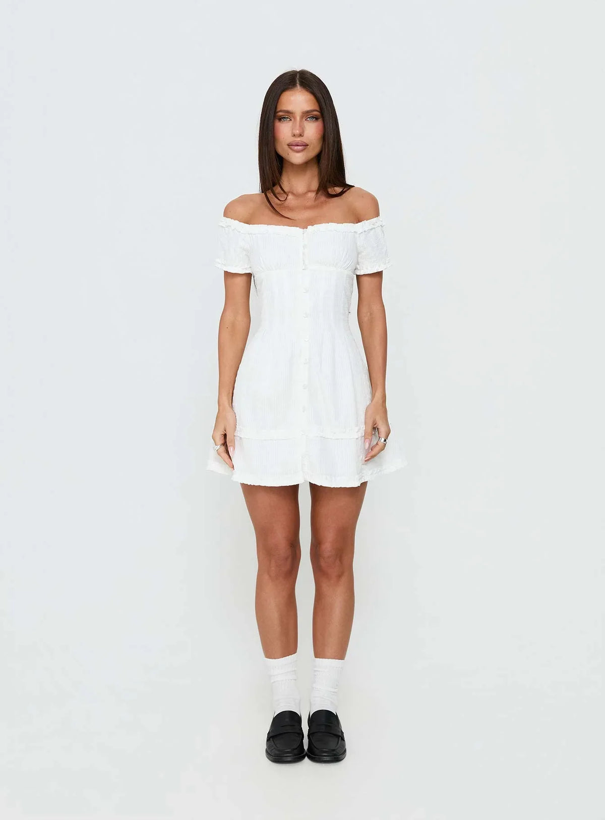 Mini-robe Zoela blanche à volants et épaules dénudées