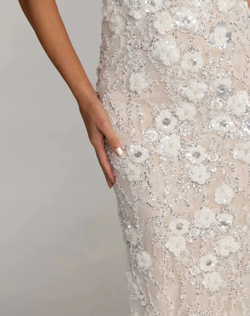 Robe midi sans manches en dentelle ornée ivoire