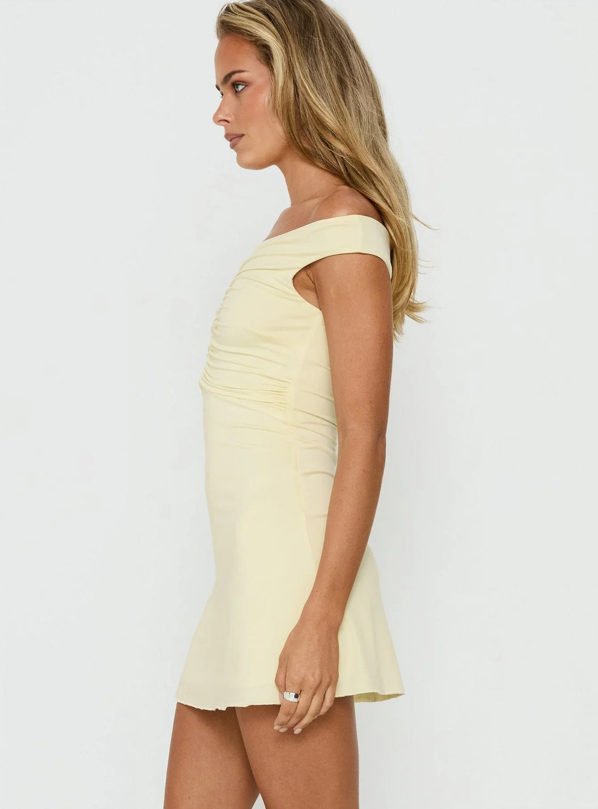 Robe mini drapée Keera à épaules dénudées Beurre