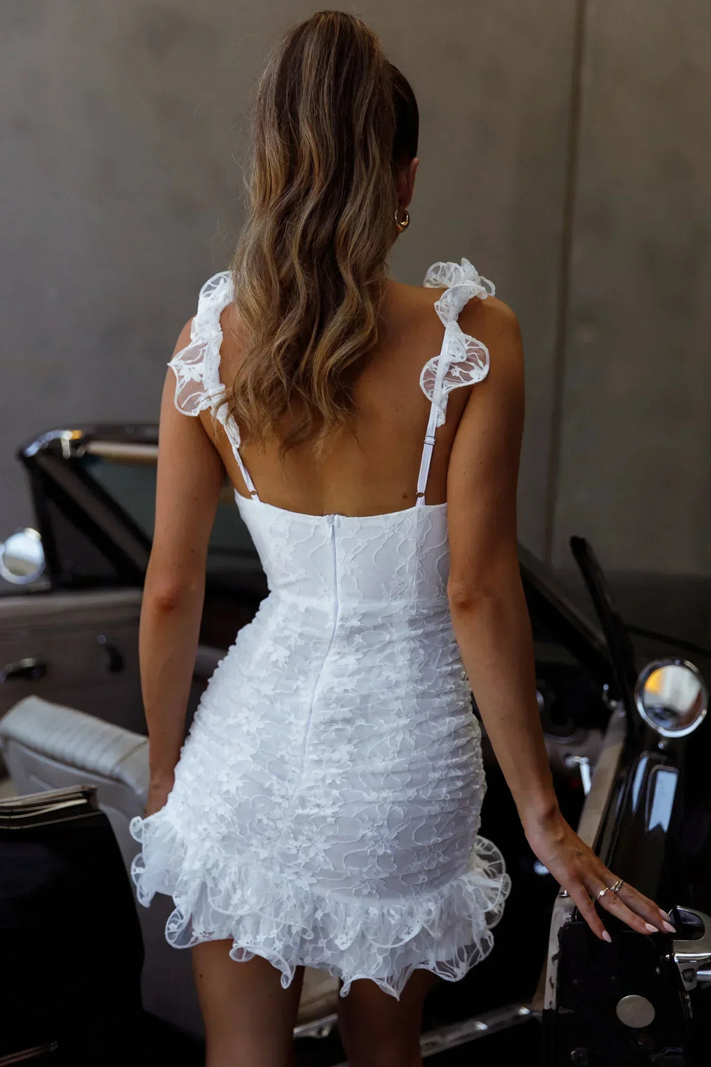 Robe courte en dentelle blanche Kaley avec fronces latérales et ourlet à volants superposés