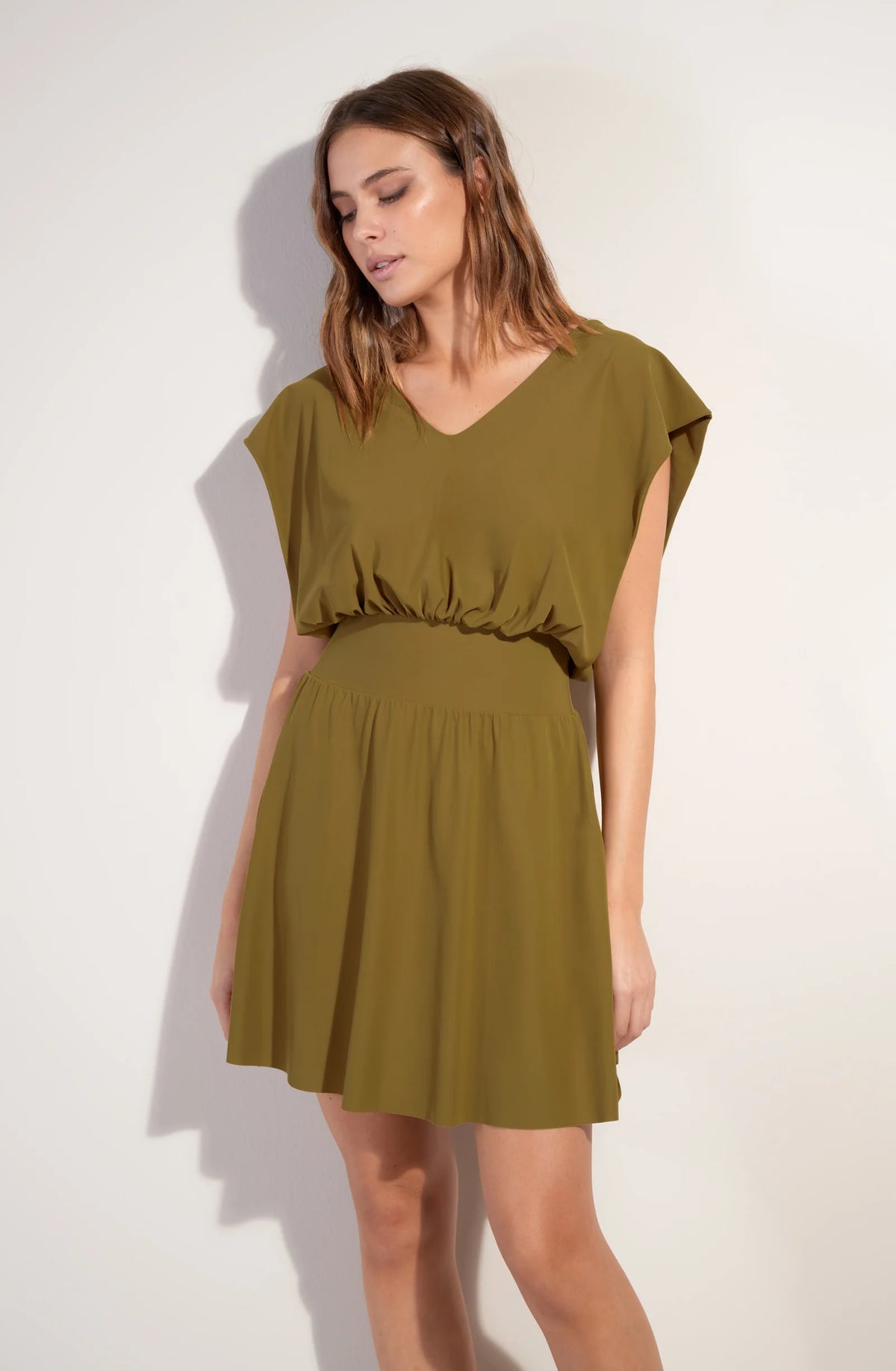 Robe courte nola noire en voile stretch à col en V