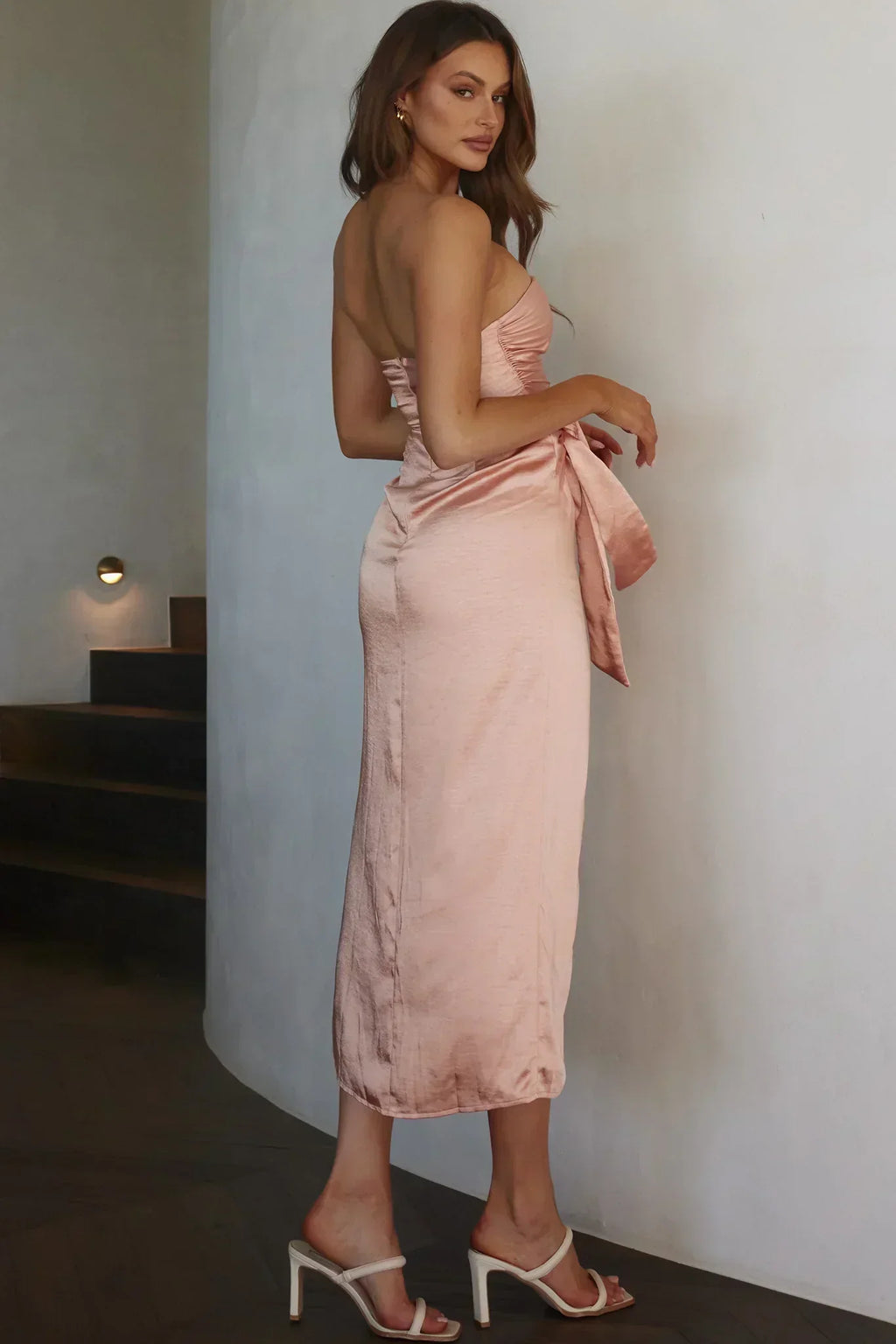 Robe midi sans bretelles Gianna avec nœud à la taille Pêche