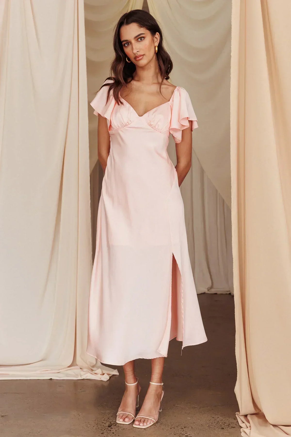 Robe midi Park Avenue à volants aux manches et fentes latérales Rose poudré