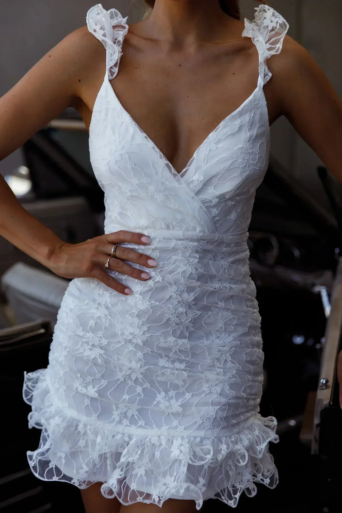 Robe courte en dentelle blanche Kaley avec fronces latérales et ourlet à volants superposés