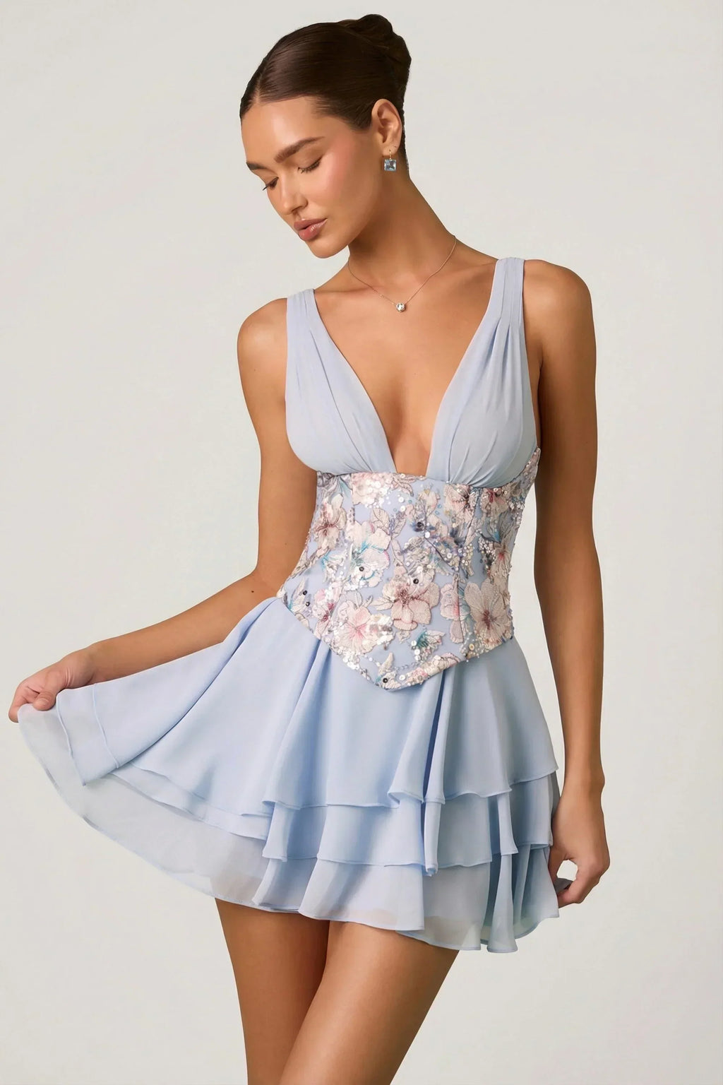 Mini-robe corset volantée ornée de motifs floraux bleus