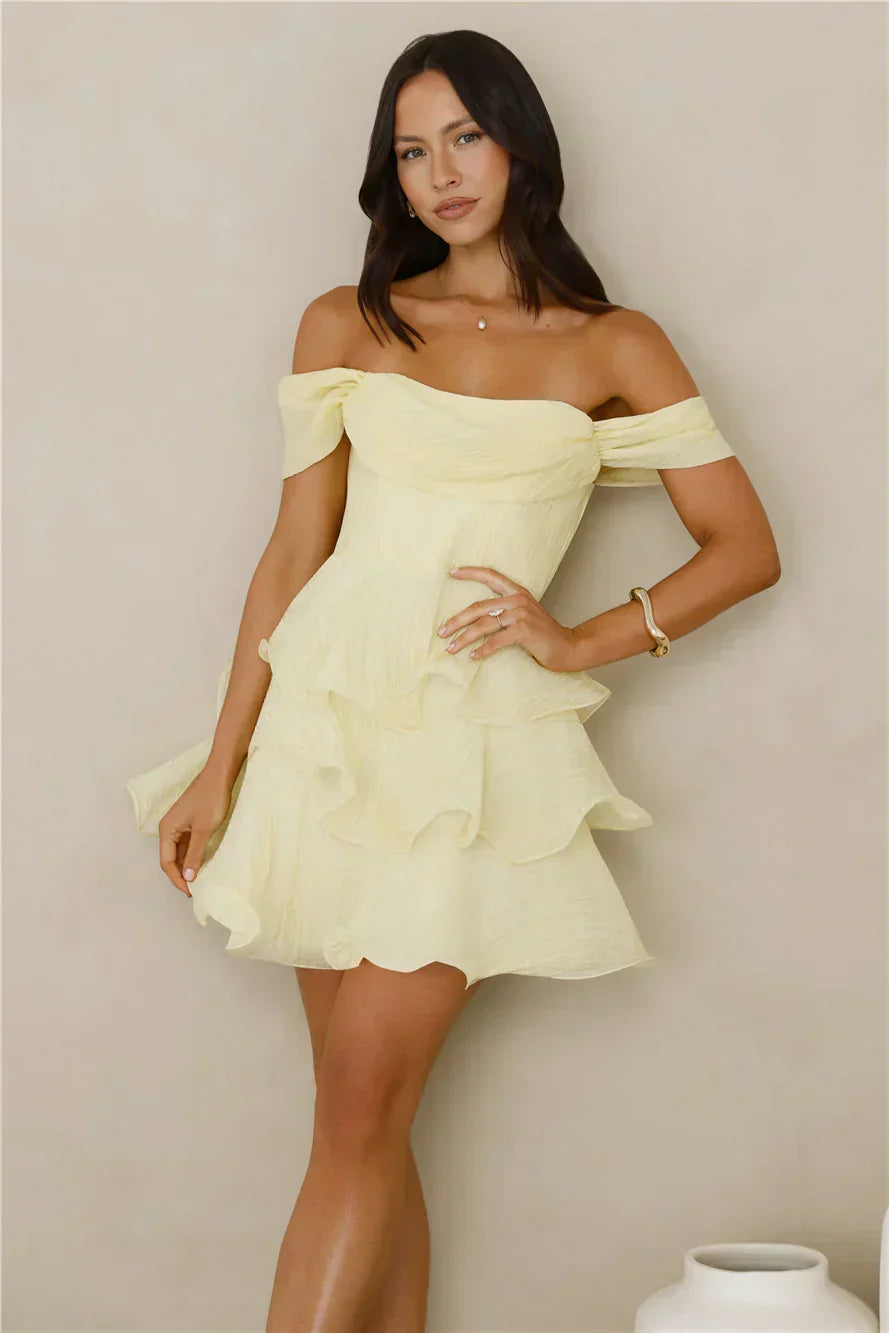Jolie Robe Courte Épaules Dénudées "In The Sun"