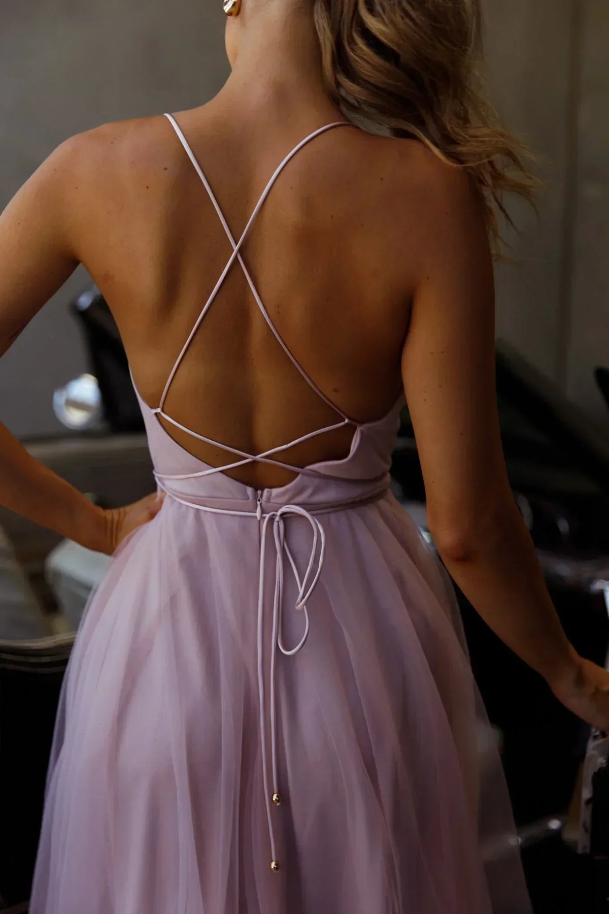 Robe midi plissée en tulle au décolleté style cache-cœur, coloris vieux rose