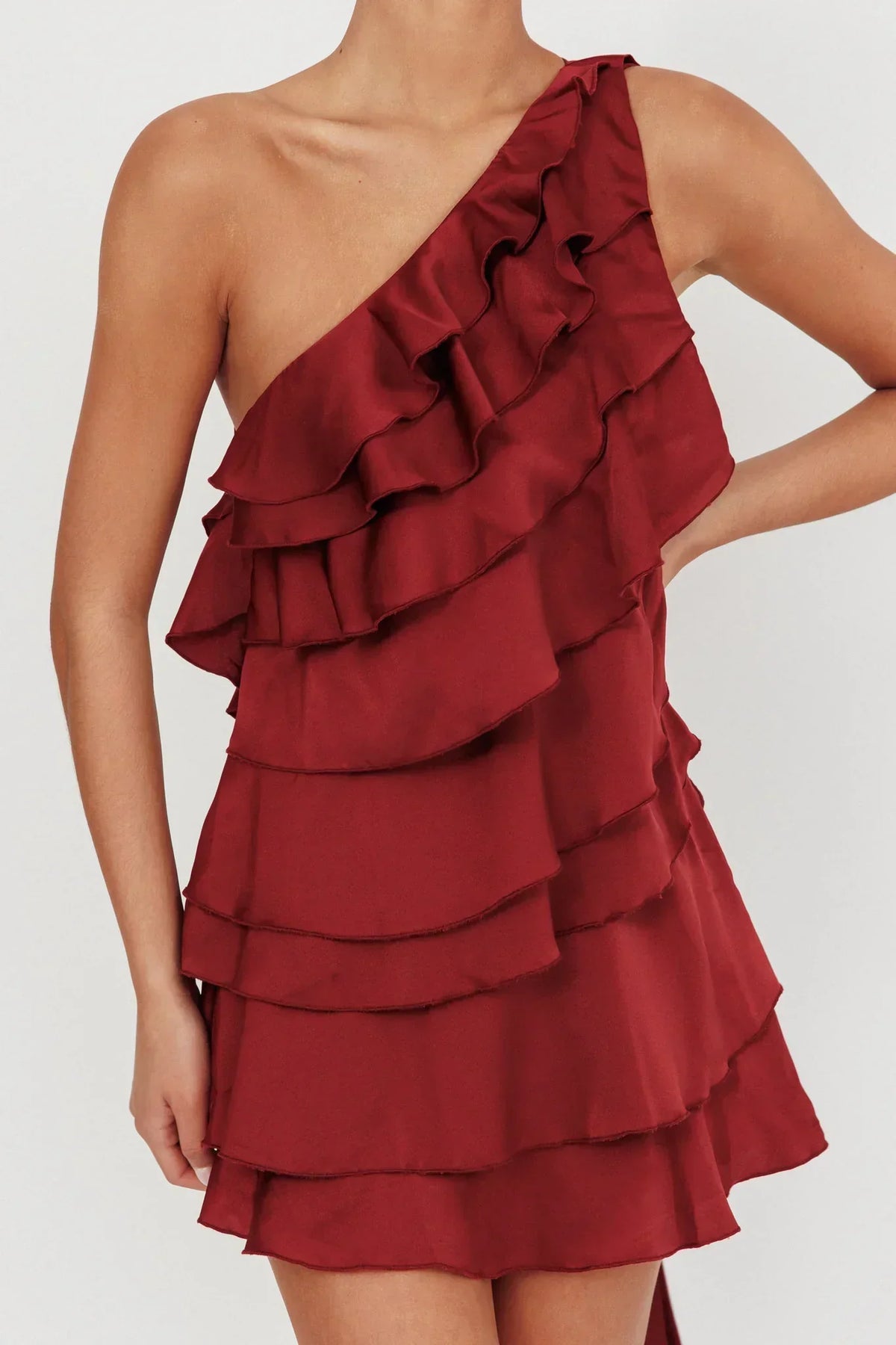 Robe Courte Asymétrique à Volants Étagés Arrabel Rouge Grenat
