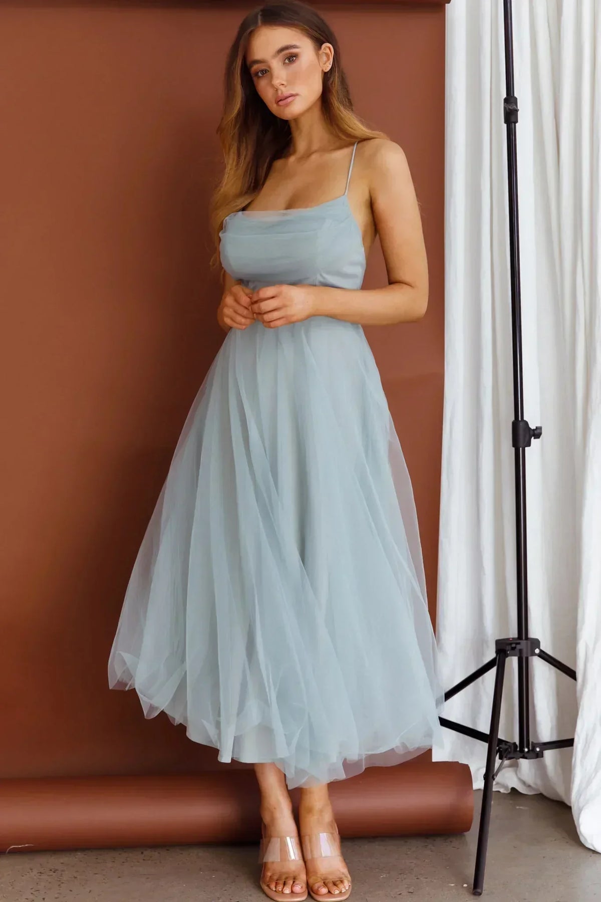 Robe midi plissée à encolure en maille de couleur sauge