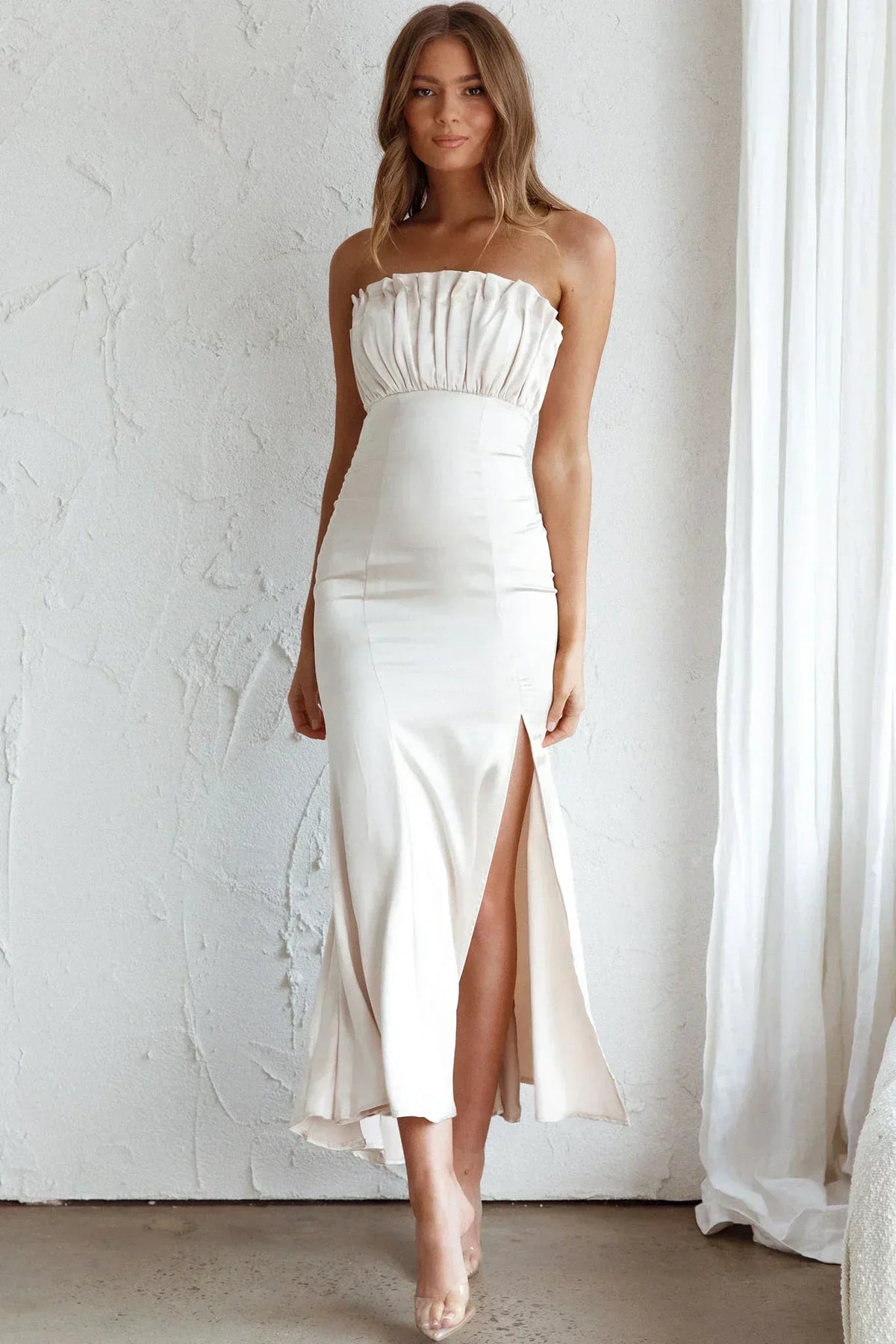Robe midi Tivoli sans bretelles, buste froncé, couleur champagne