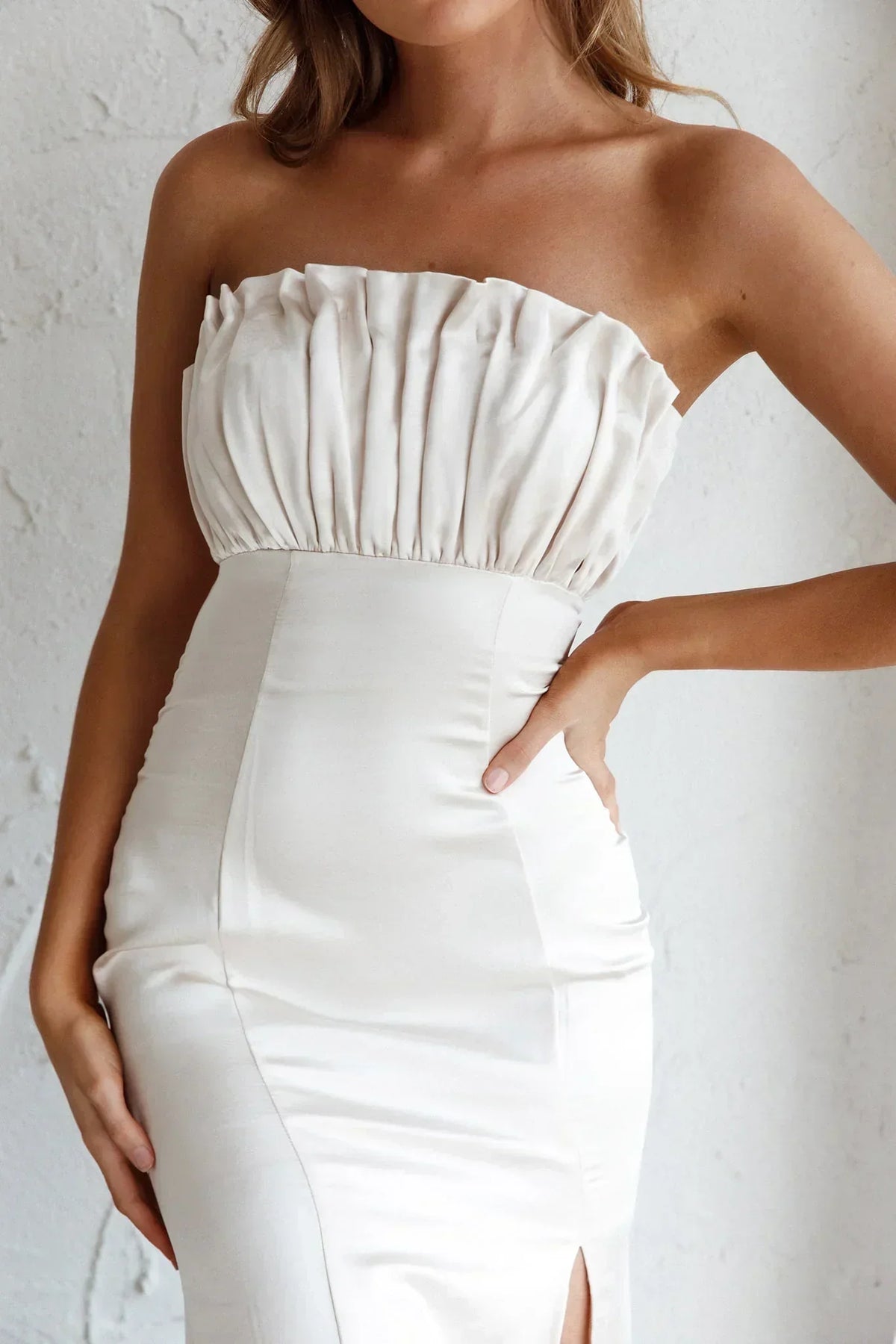 Robe midi Tivoli sans bretelles, buste froncé, couleur champagne