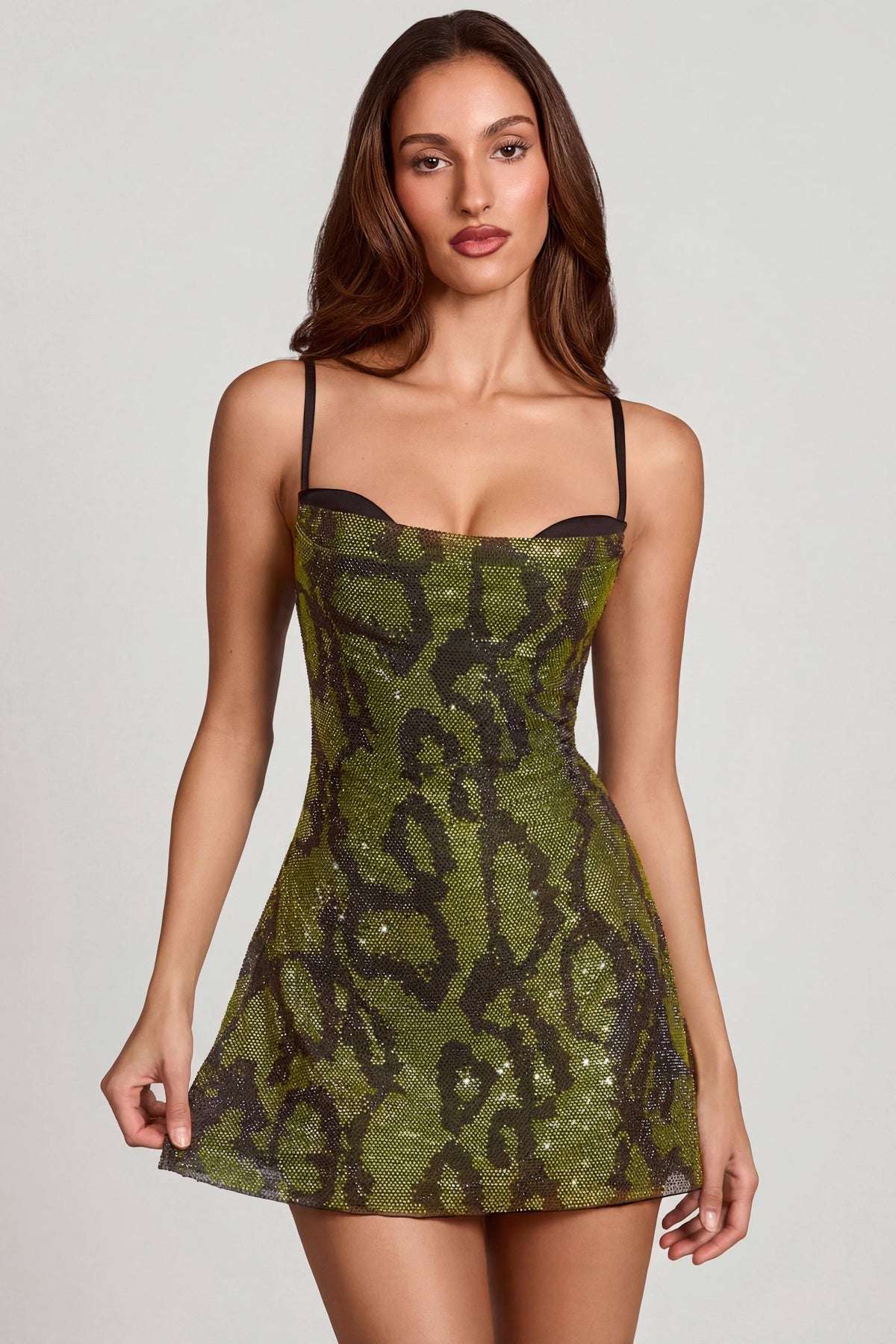 Mini-robe évasée à col bénitier ornée, motif serpent vert