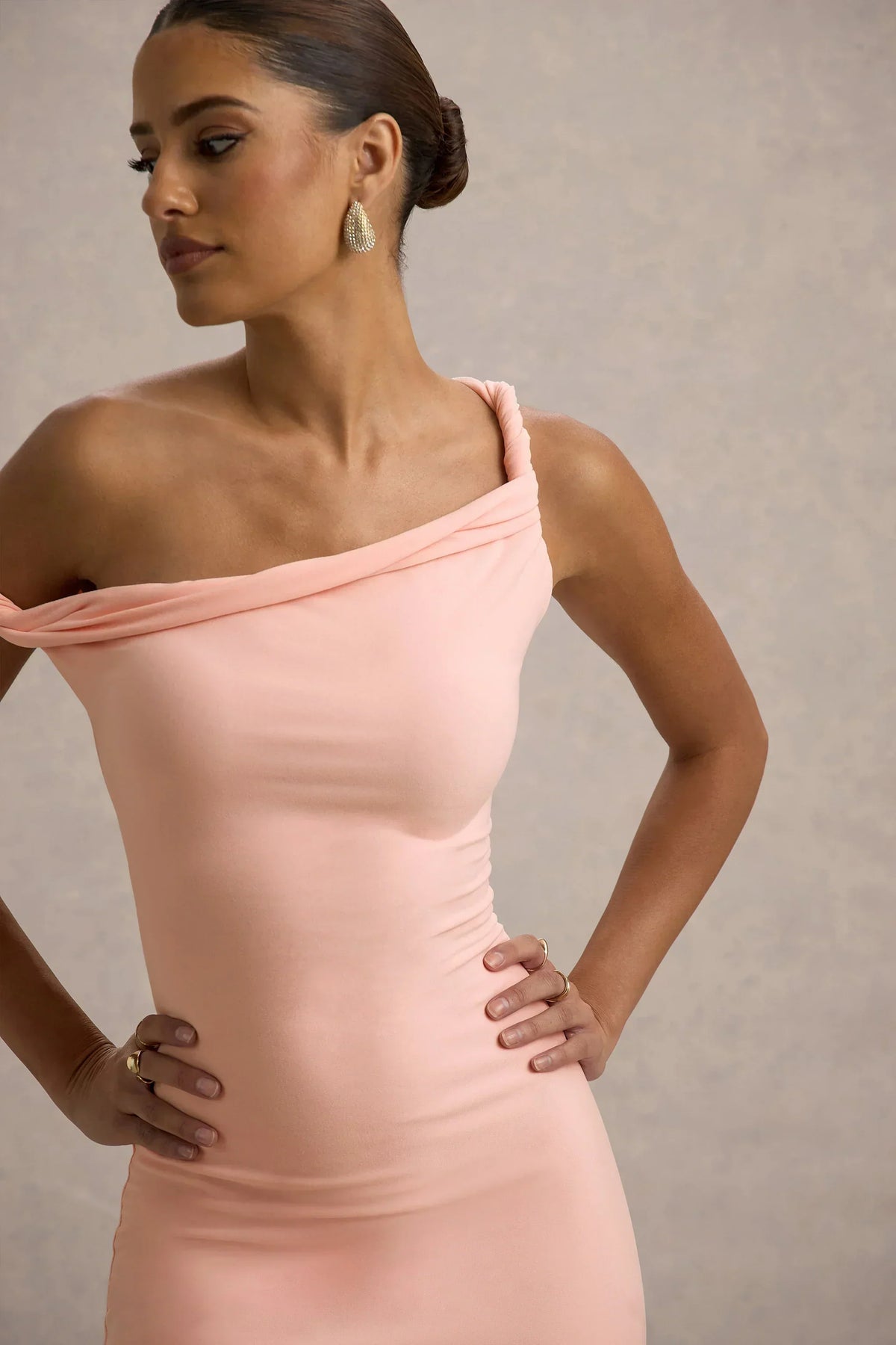 Salomé | Robe midi asymétrique torsadée rose