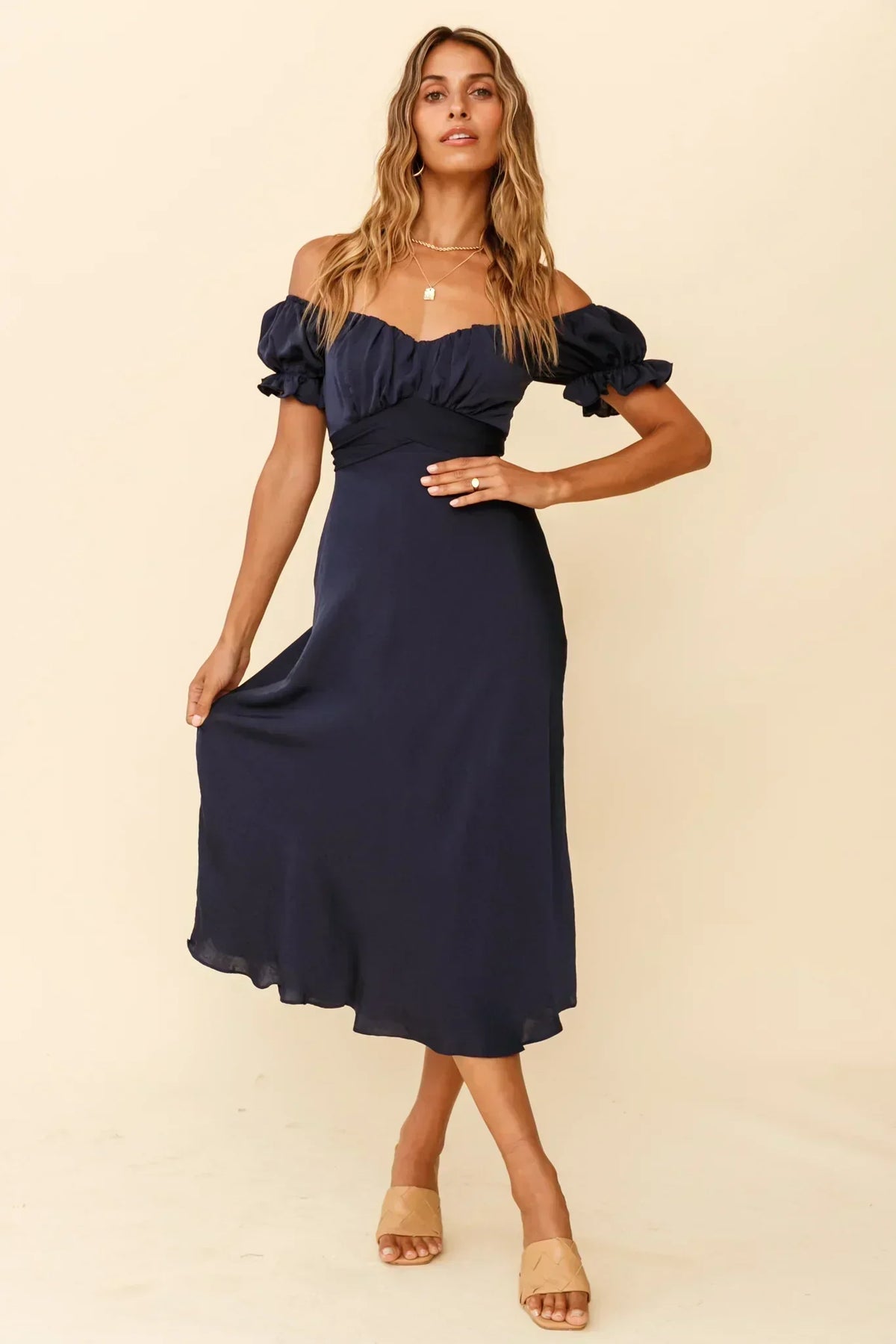 Robe mi-longue Linka à épaules dénudées avec lien à nouer au dos, couleur marine
