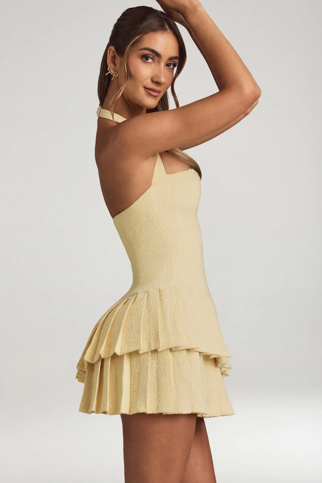 Mini-robe asymétrique superposée à col montant de couleur jaune pastel