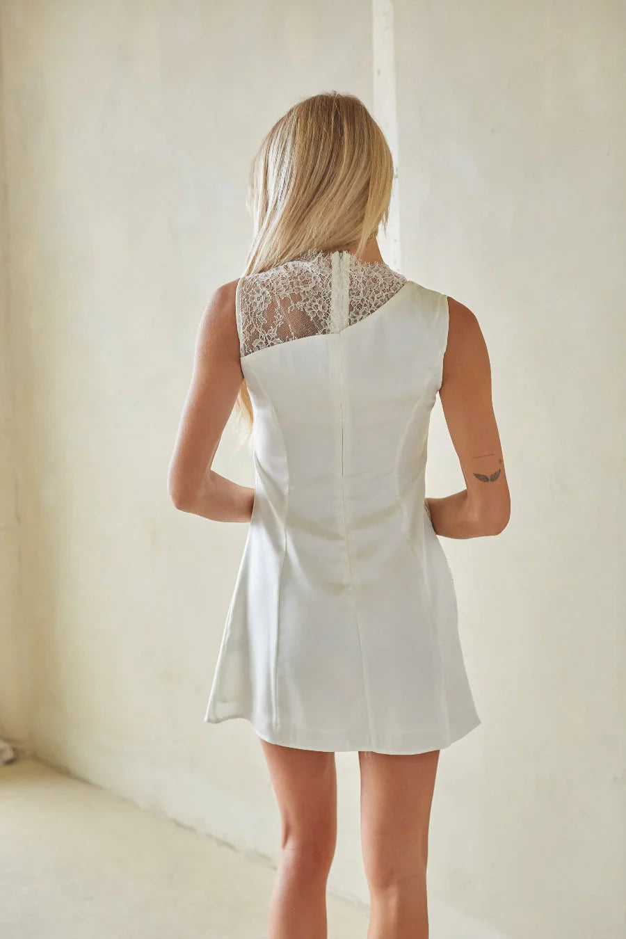 Mini-robe Carolina en dentelle à contraste