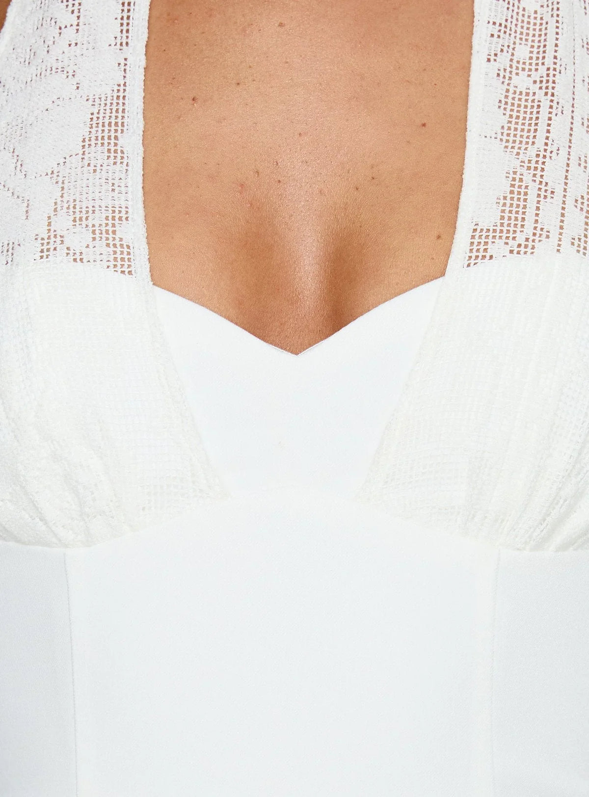 Robe courte Josanna au crochet avec licou blanche