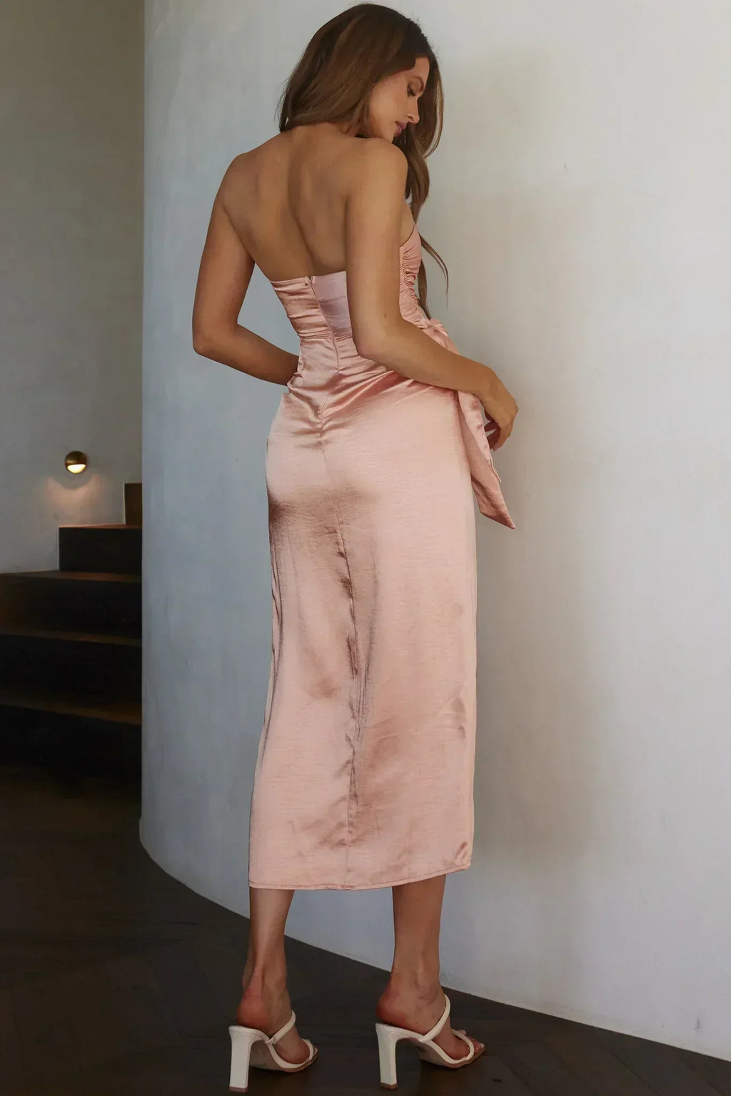 Robe midi sans bretelles Gianna avec nœud à la taille Pêche