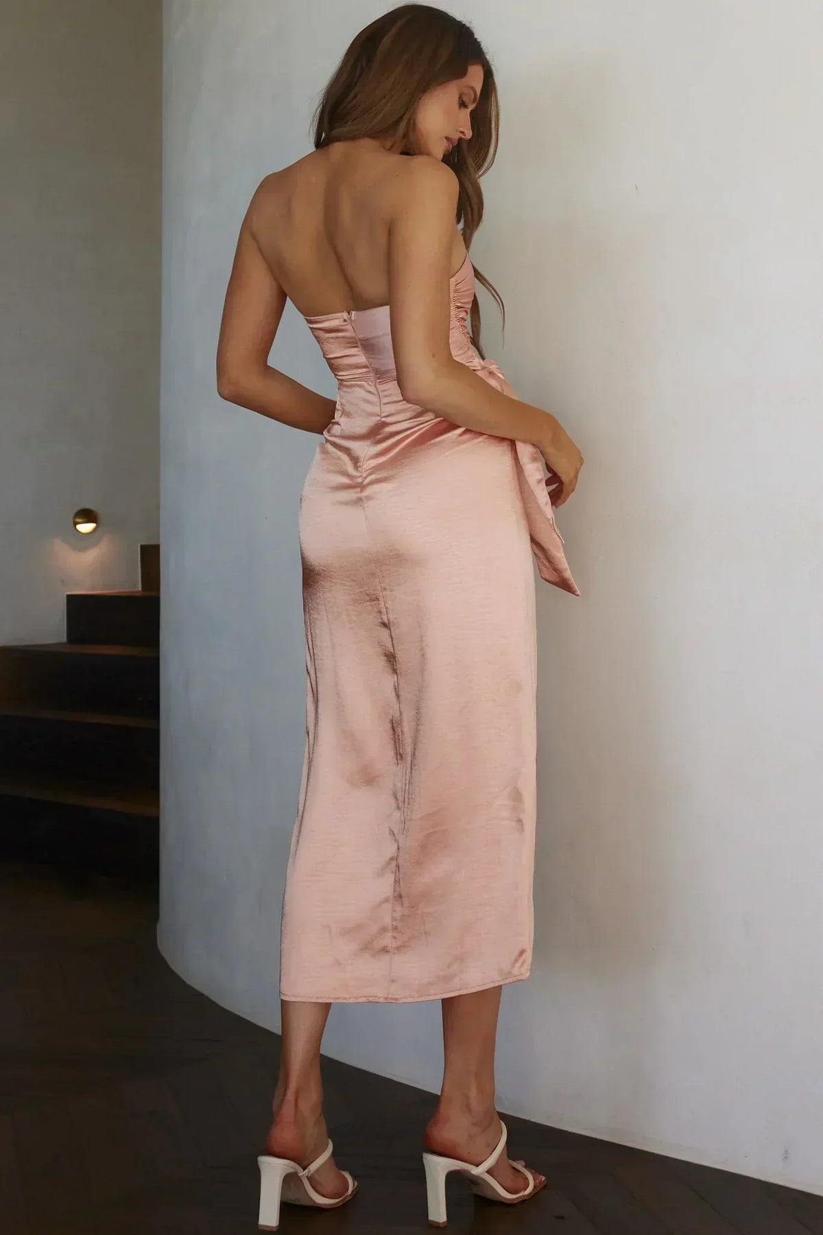 Robe midi sans bretelles Gianna avec nœud à la taille Pêche