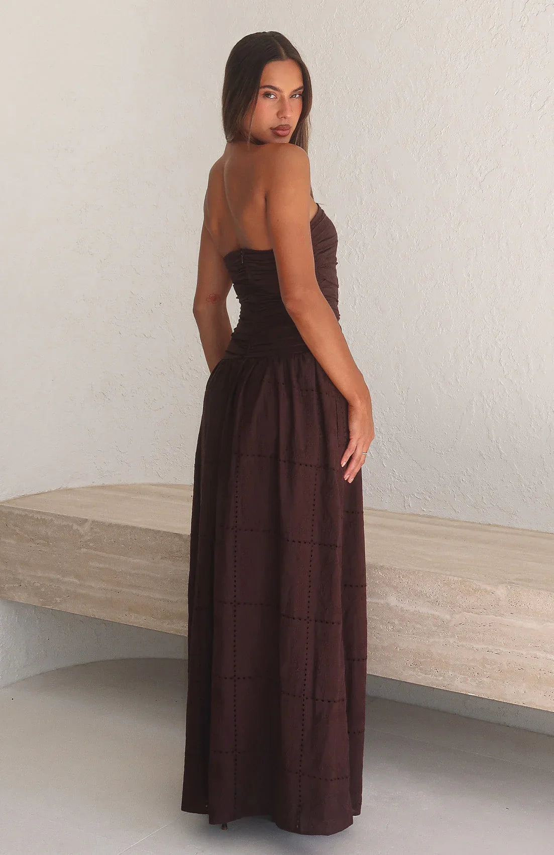 Robe longue bustier en broderie anglaise Bittersweet Babe – Chocolat