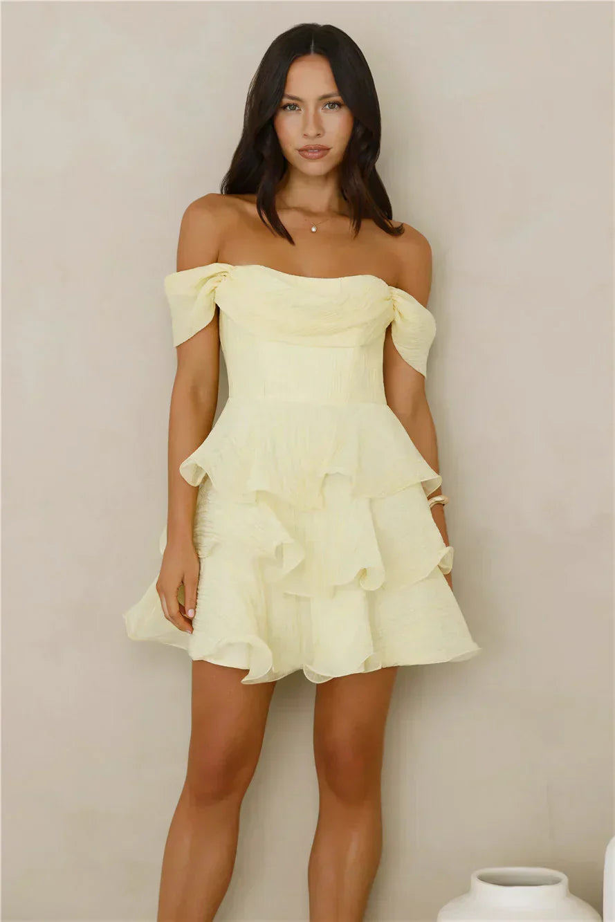 Jolie Robe Courte Épaules Dénudées "In The Sun"