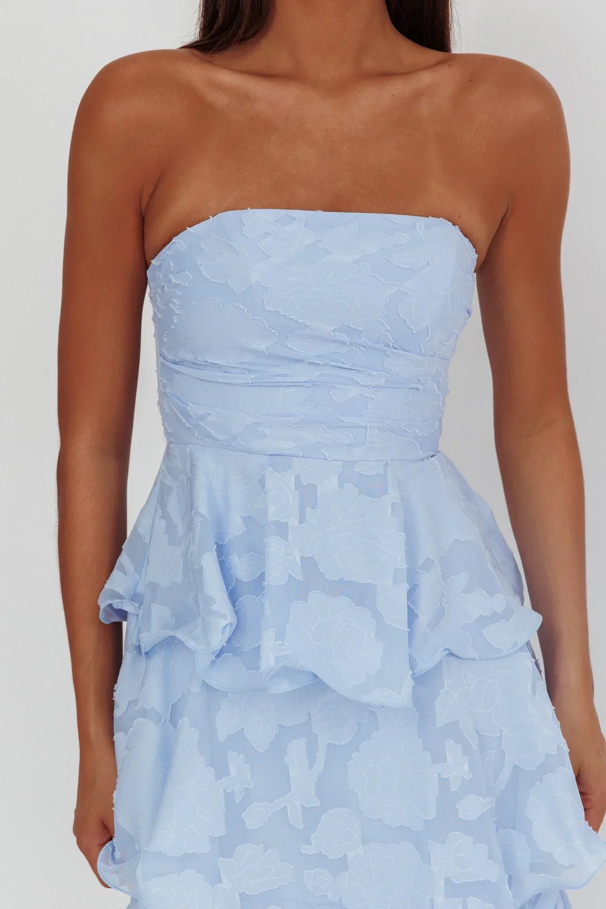 Robe midi bustier Giavana superposée à fleurs gaufrées bleue