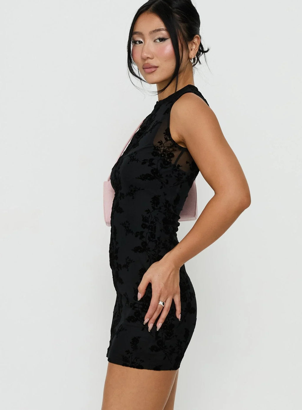 Mini-robe Kelira avec découpes et décolleté plongeant noire