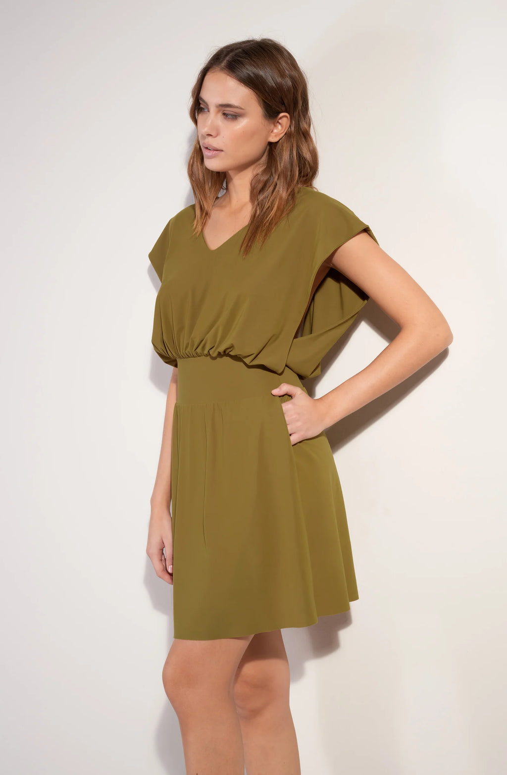 Robe courte nola noire en voile stretch à col en V