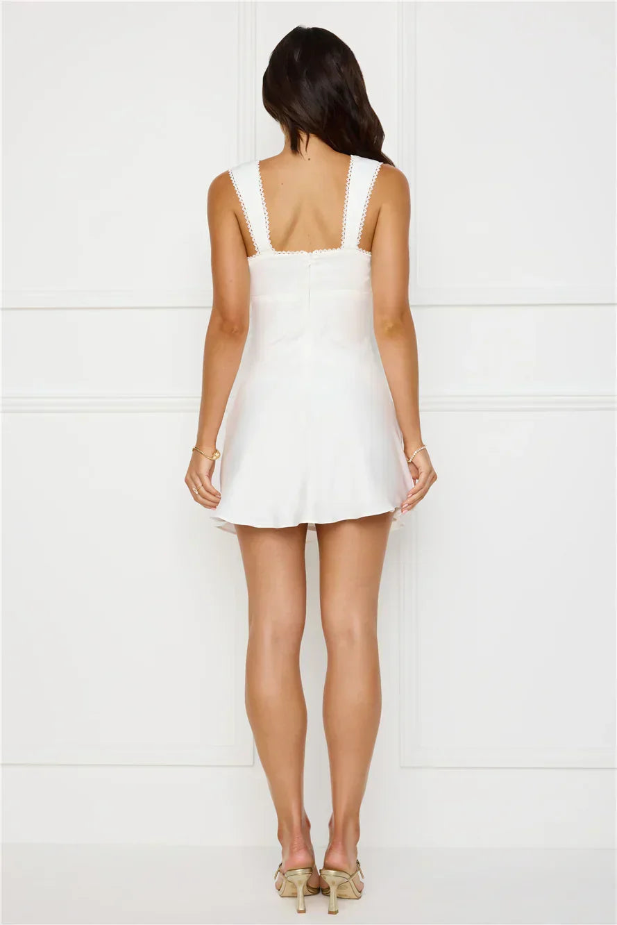 Mini-robe en satin "Éclat Exotique" Blanc