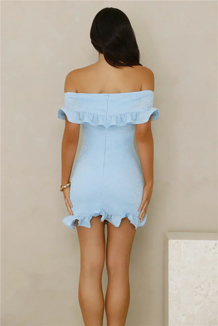 Mini-robe en dentelle noire chatoyante à épaules dénudées