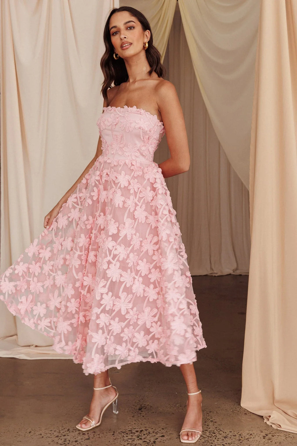 Robe midi ornée de fleurs Dori rose poudré