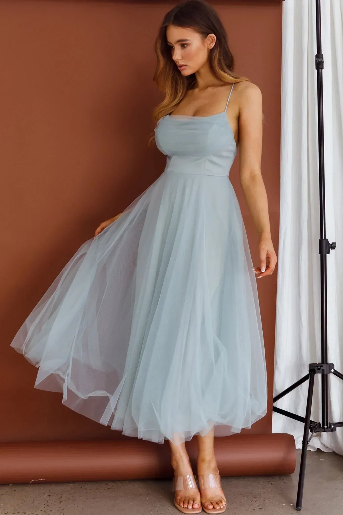 Robe midi plissée à encolure en maille de couleur sauge