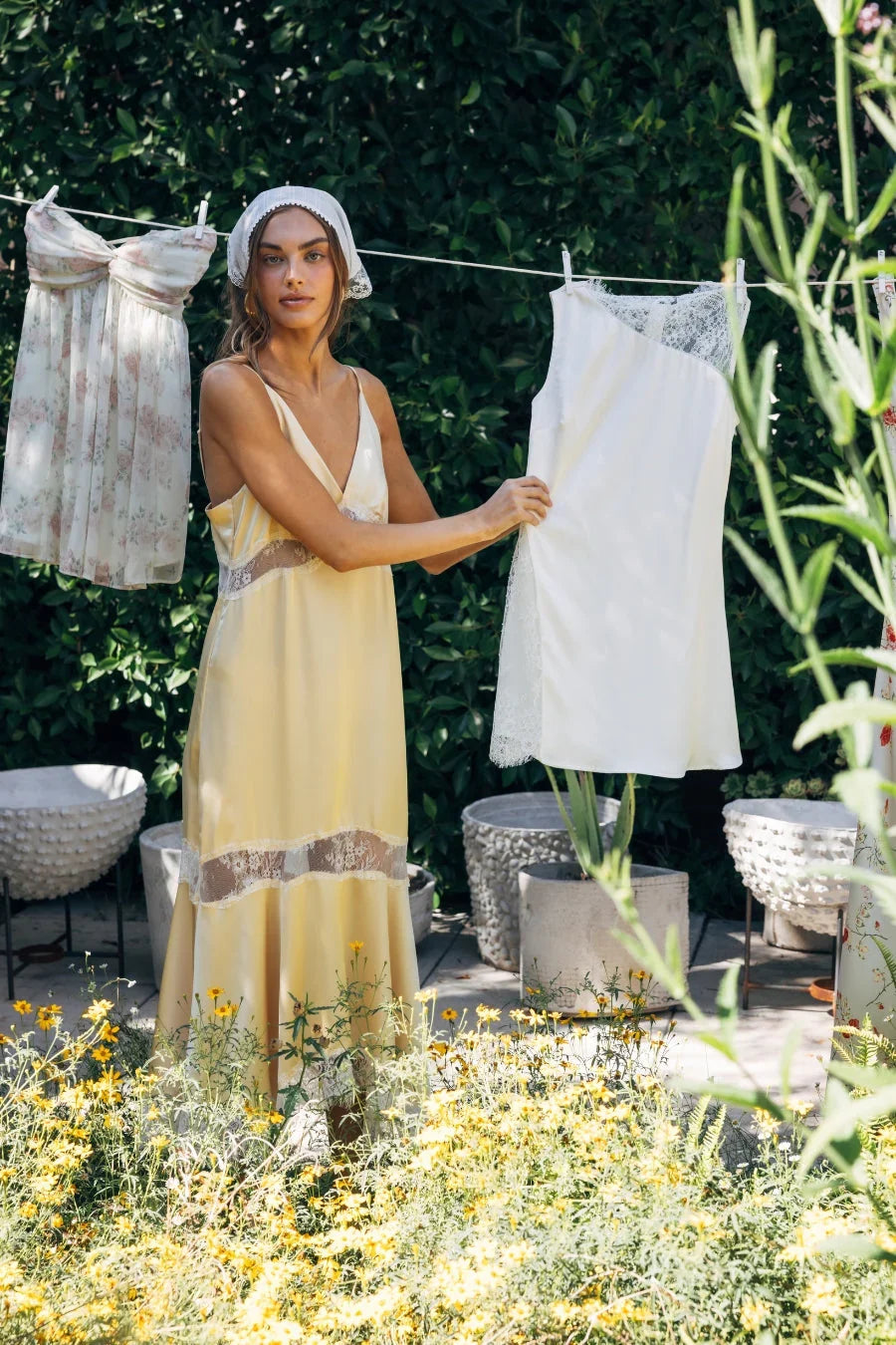 Robe midi à volants en satin et dentelle