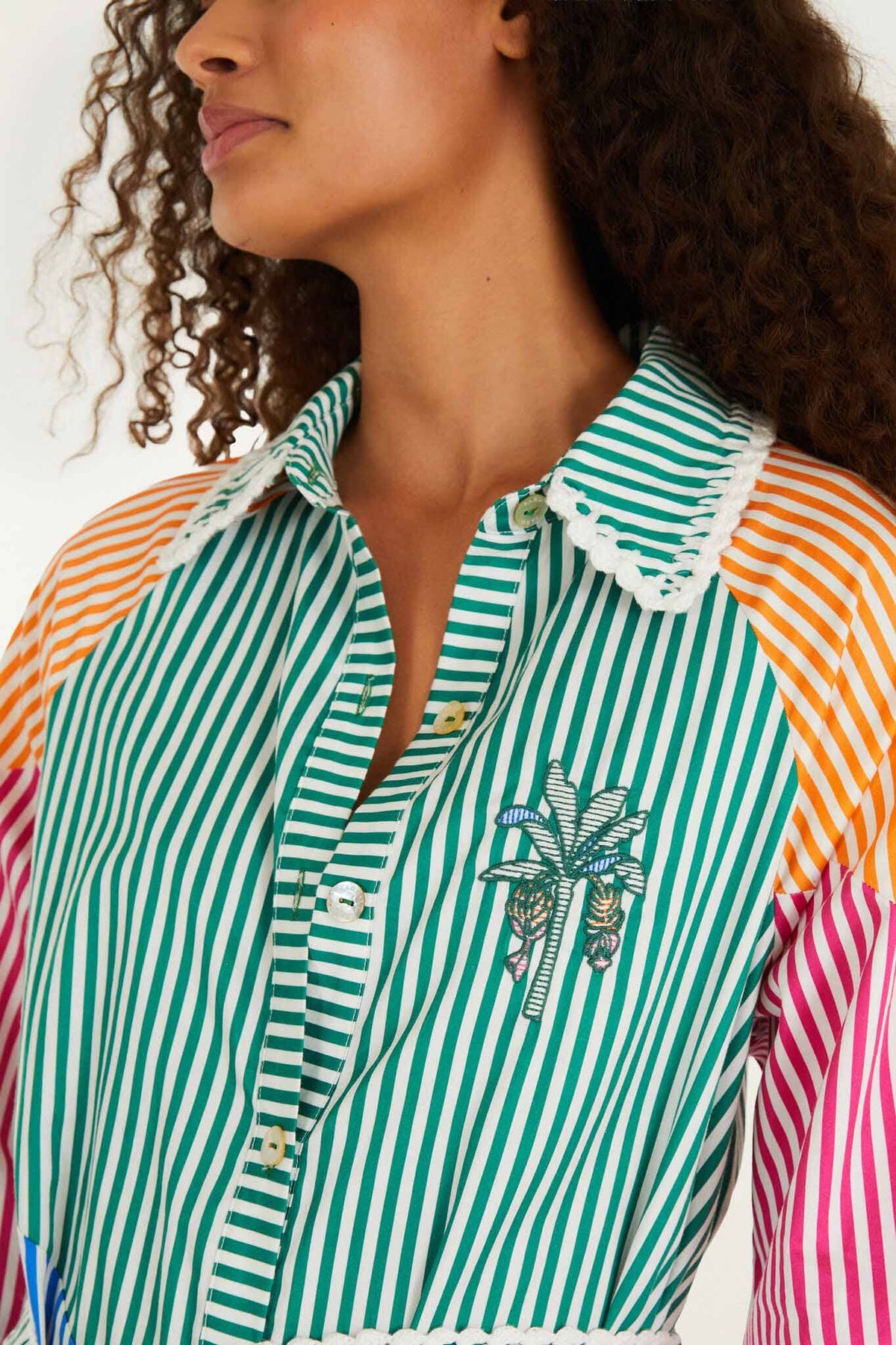 Robe midi ceinturée brodée à rayures multicolores