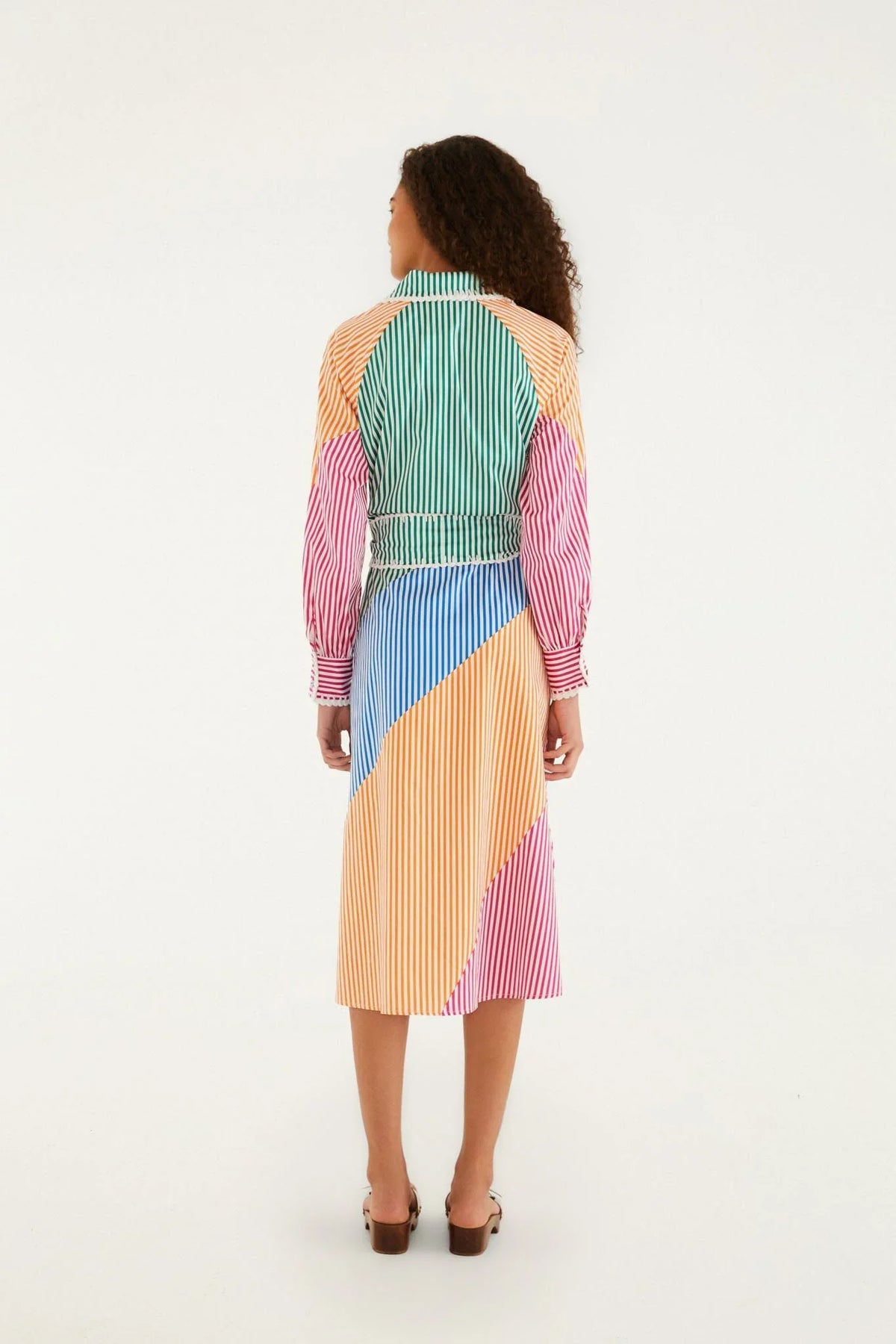 Robe midi ceinturée brodée à rayures multicolores