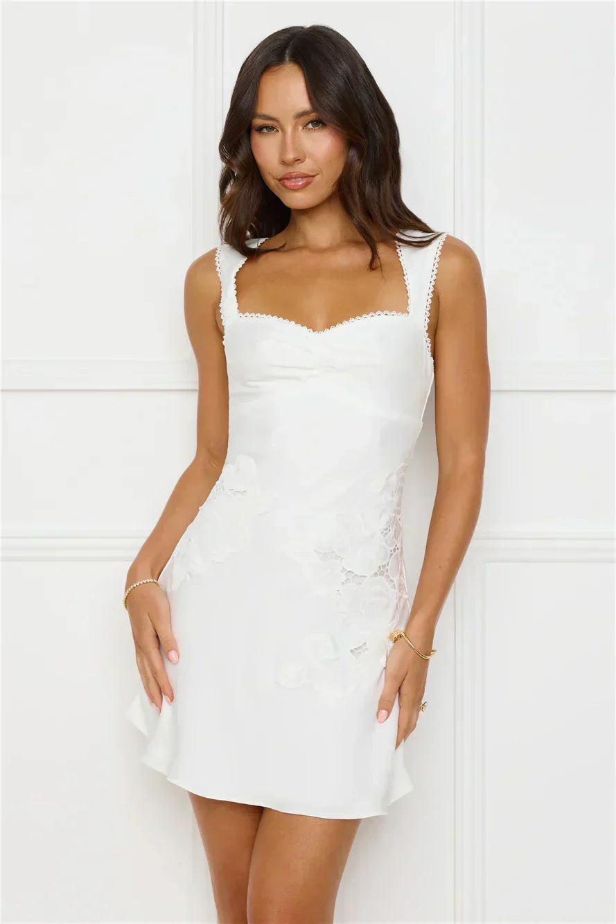 Mini-robe en satin au charme exotique