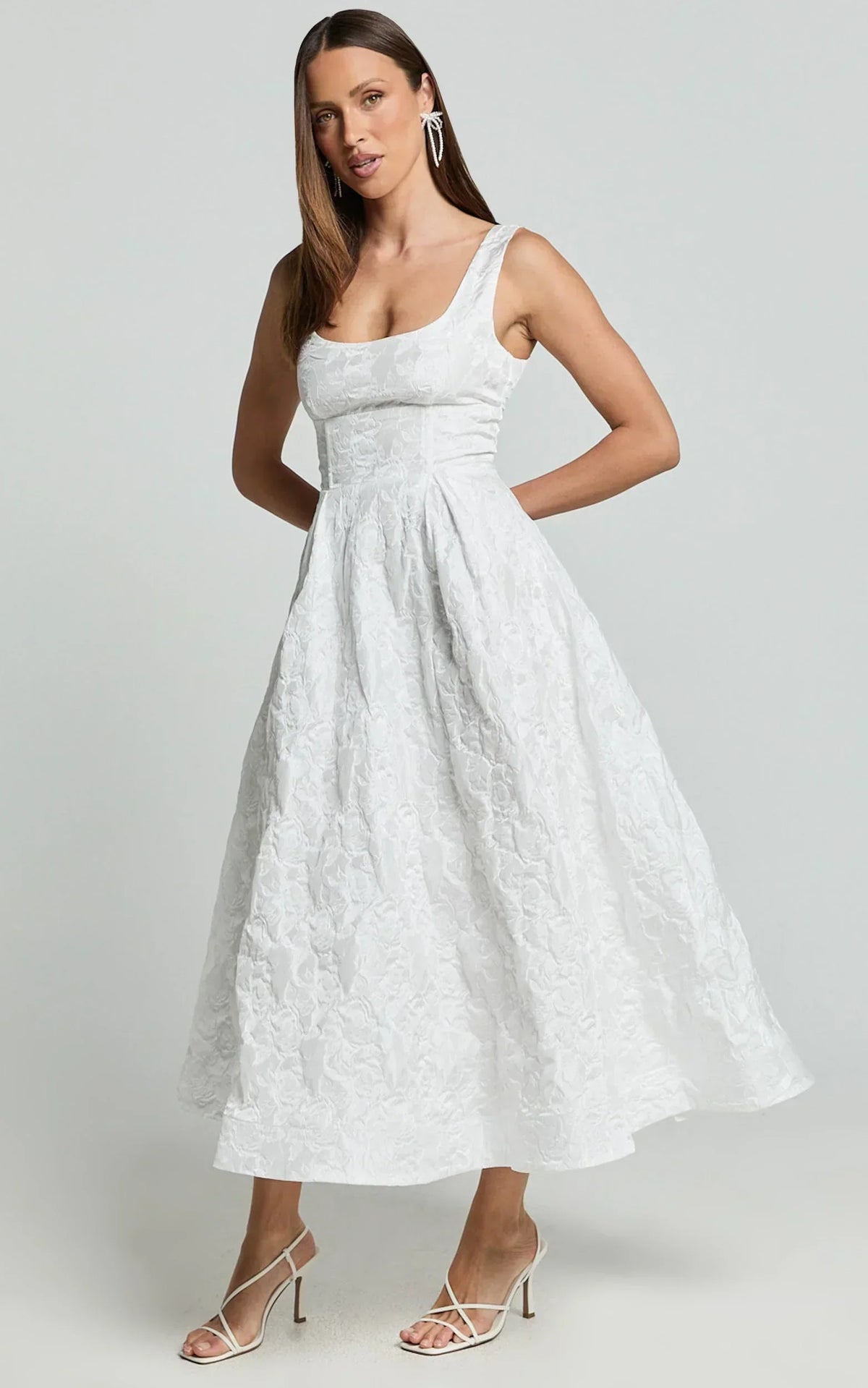 Robe midi Georgine – Robe jacquard évasée à encolure carrée de couleur ivoire