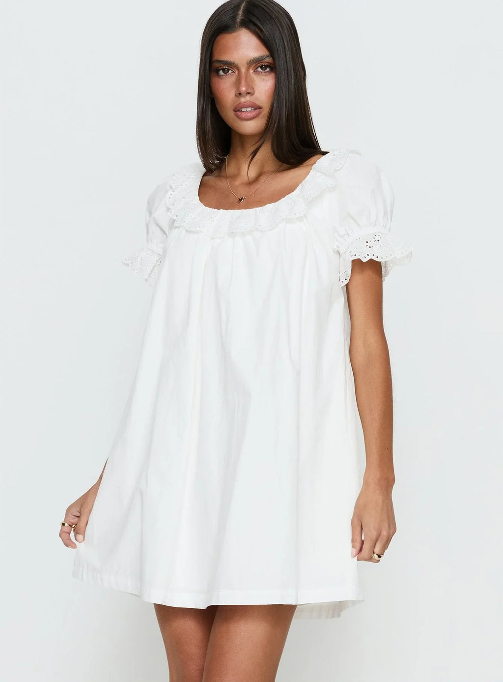Robe Courte Trinka à Col à Volants Blanche