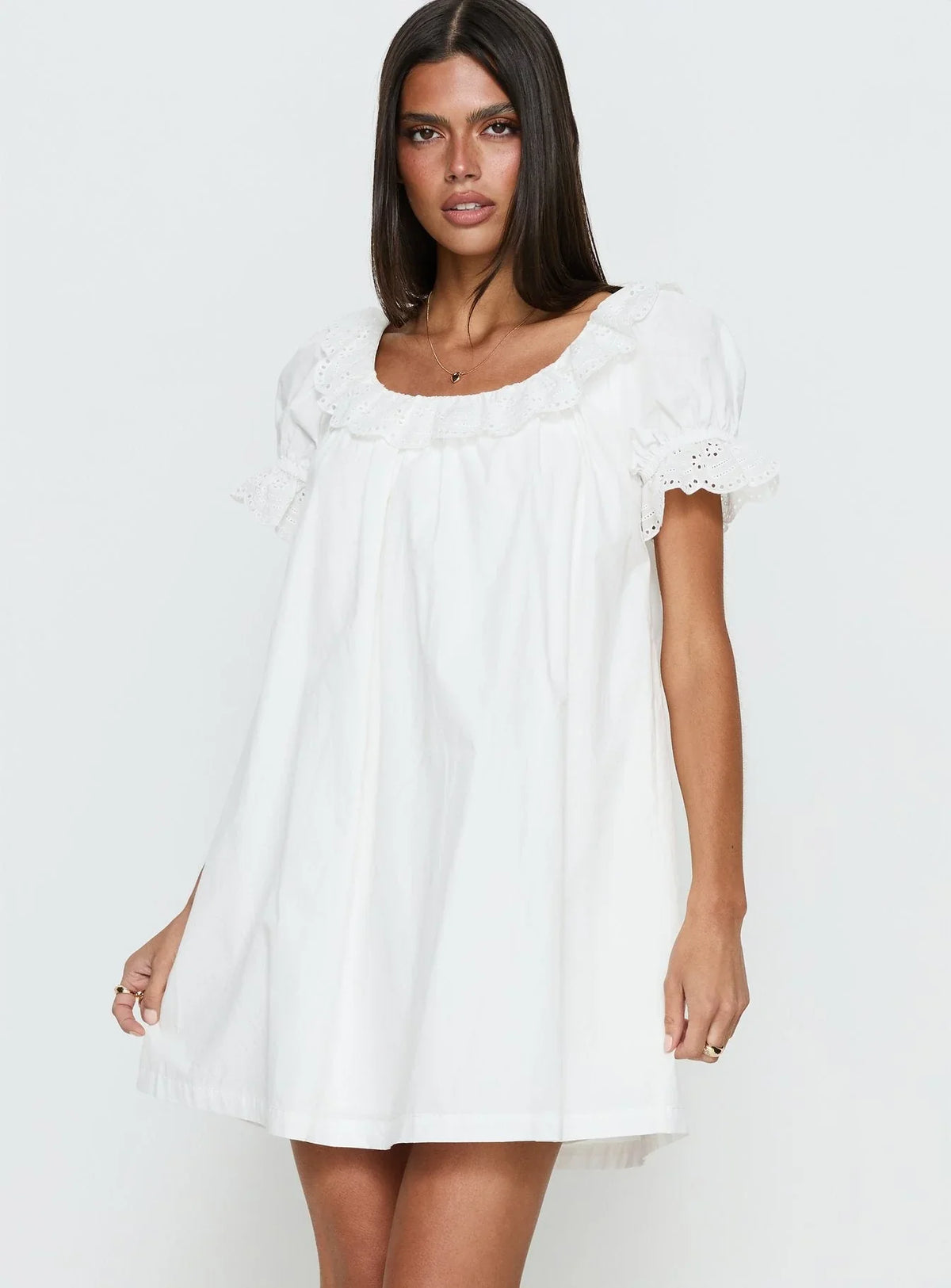 Robe Courte Trinka à Col à Volants Blanche