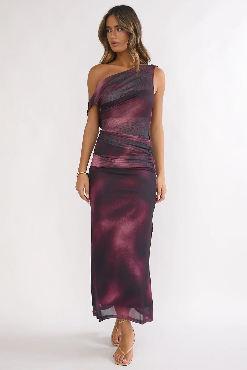 Robe longue froncée à imprimé et bandeau d'épaule Saffra, couleur lie-de-vin