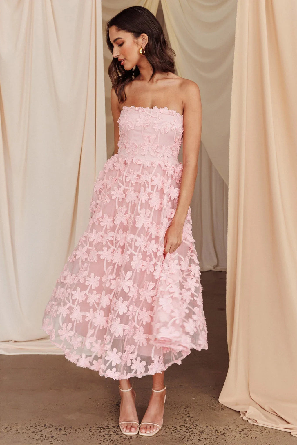 Robe midi ornée de fleurs Dori rose poudré