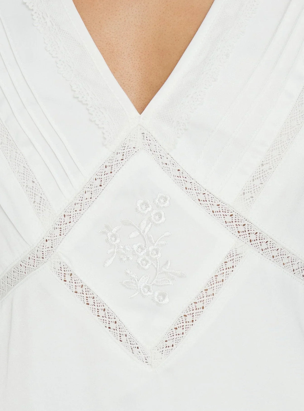 Robe mini ornée à encolure plongeante Holii blanche
