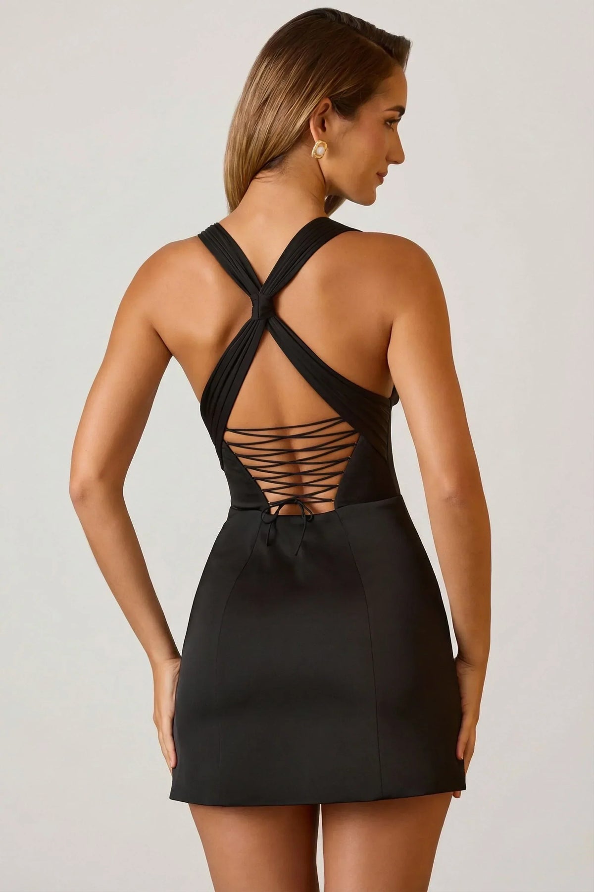 Mini-robe noire trapèze à col montant et laçage