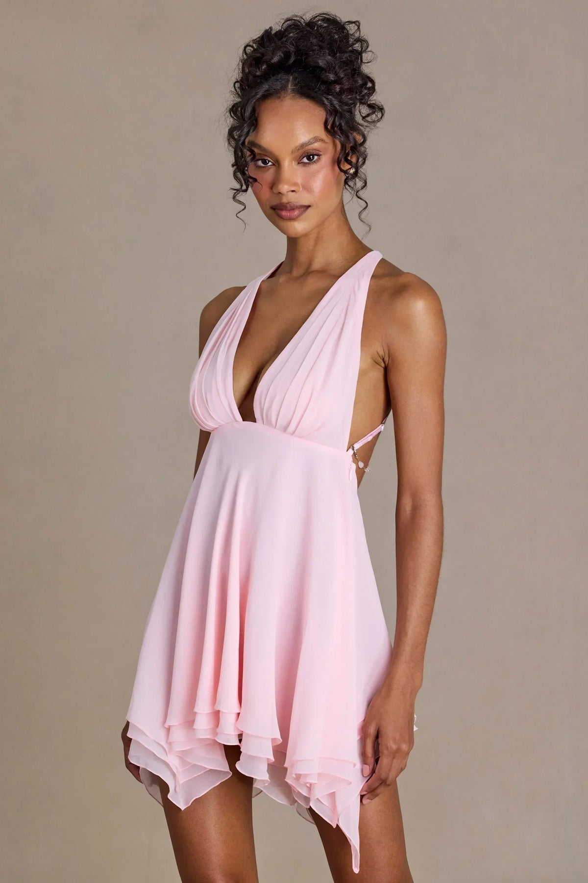 Mini-robe à décolleté plongeant et dos nu en mousseline premium rose bébé