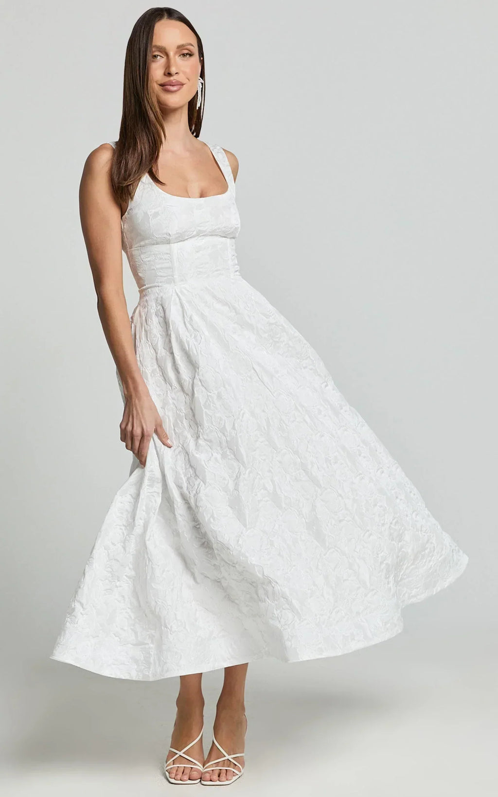 Robe midi Georgine – Robe jacquard évasée à encolure carrée de couleur ivoire