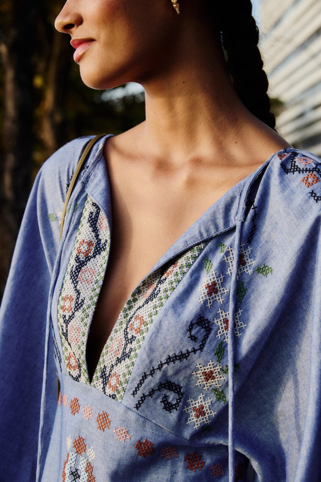 Robe midi à manches longues brodée motif tapisserie jardin bleu