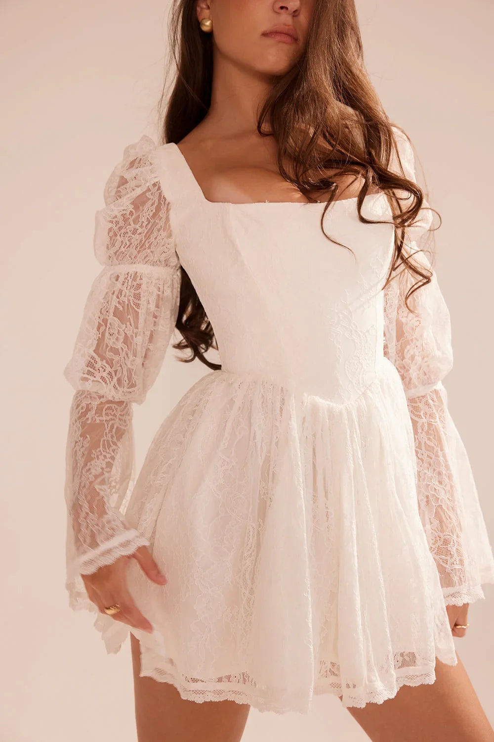 Mini-robe en dentelle blanche à manches bouffantes