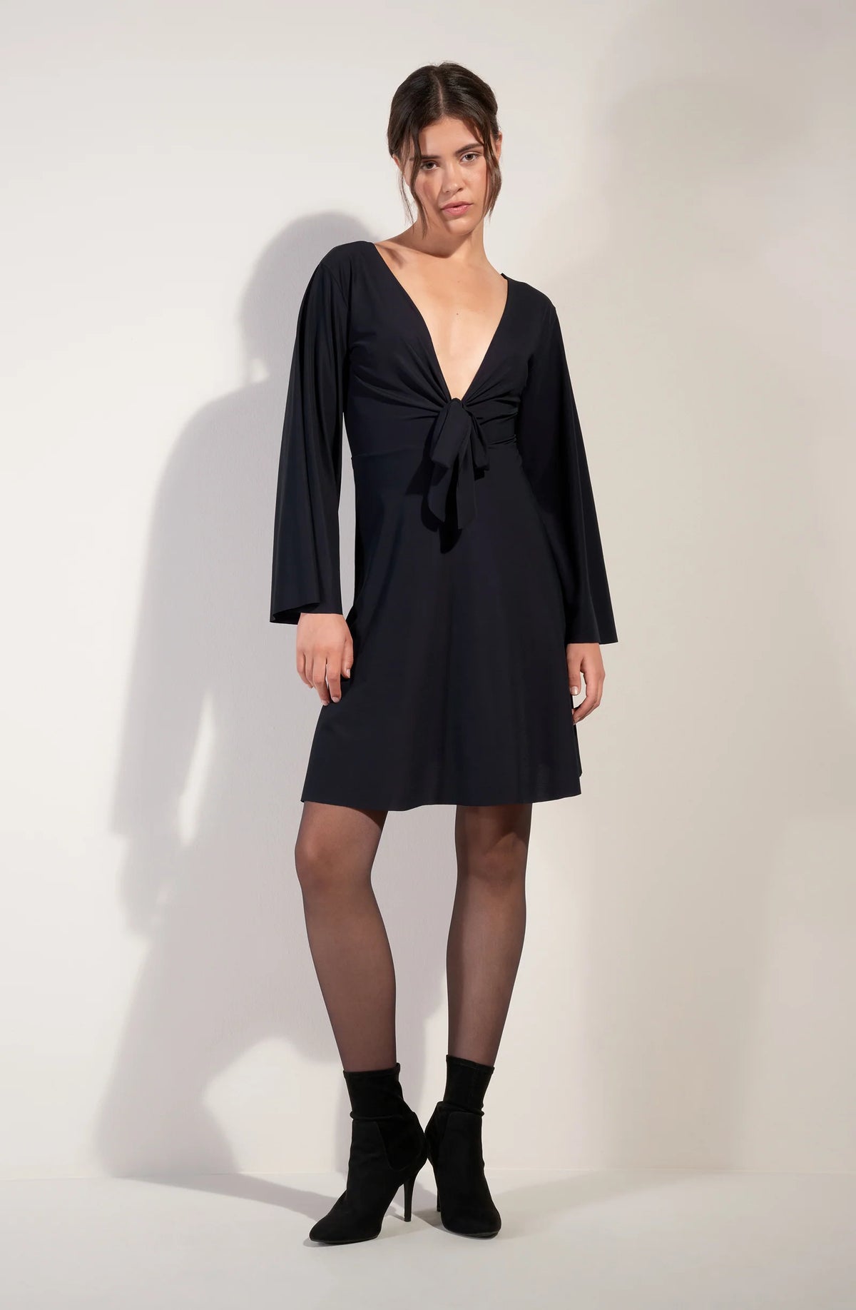 robe courte noire Corey à manches longues
